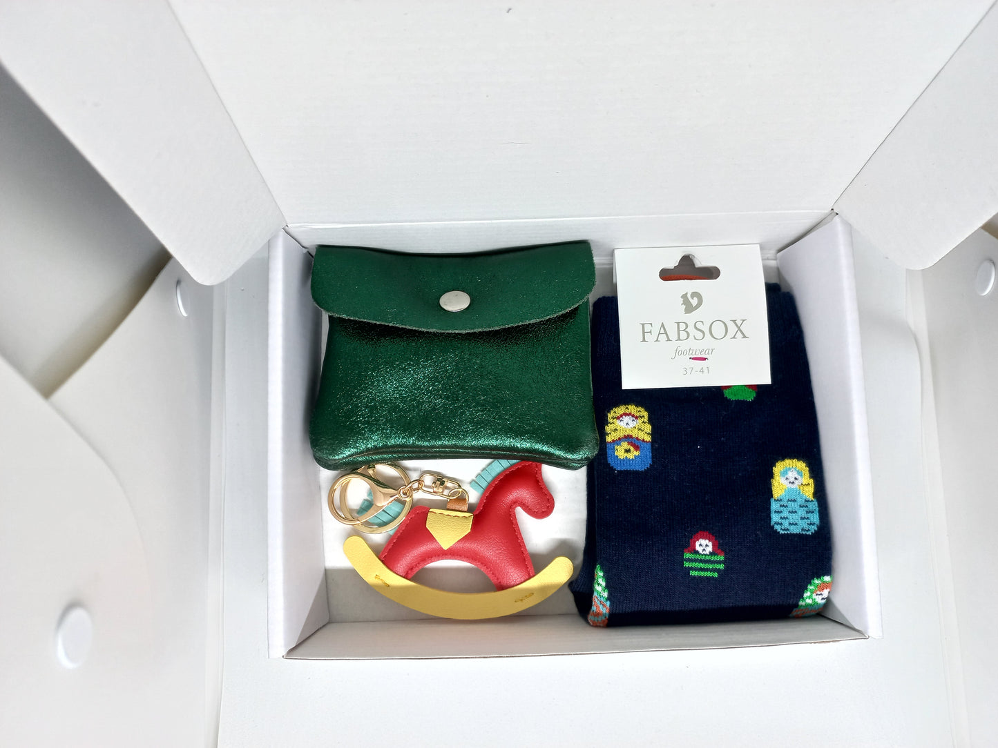 Coffret cadeau femme 8 : chaussettes / porte-monnaie/ porte-clés/ Boîte